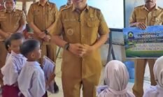 Program Prioritas Bupati Paris Yasir, Ribuan Siswa Kurang Mampu Terima Seragam Sekolah Gratis