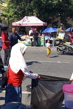 Dua Lurah Perempuan Lakukan Aksi Pungut Sampah Pasca Jalan Sehat Bahagia HUT RI ke-81 Tingkat Kabupaten Jeneponto